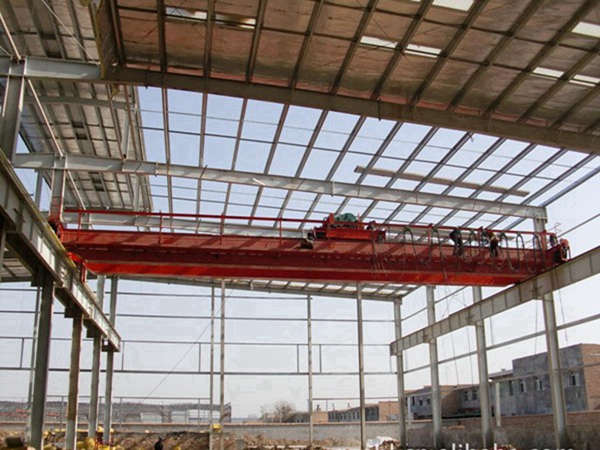 湖南常德桥式起重机厂家 硬线到软编的跨越——双梁桥式起重机继电器控制与PLC控制深度对比
