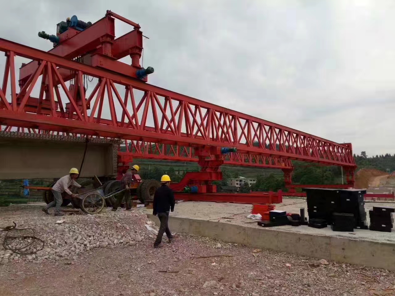 甘肃武威架桥机厂家 护梁为基 稳架前行：双悬臂架桥机对已安装梁体的守护之策