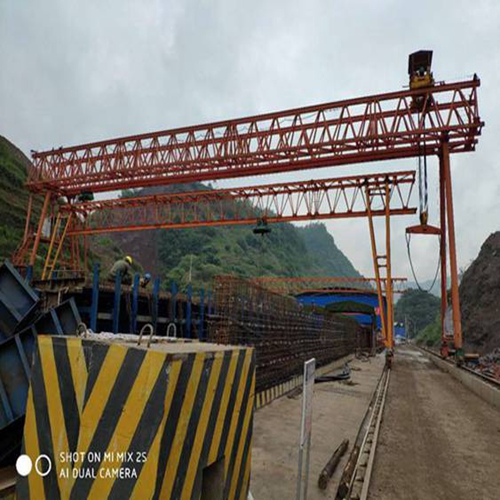 新疆塔城龙门吊厂家 轨上巧装，免拆增效：半门式龙门吊“免下钢轨”安装技术解析